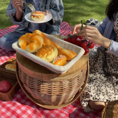 Cesta de picnic natural aislada portátil de sauce de mimbre con tapa